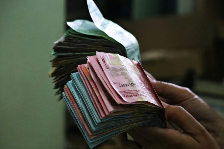 Rupiah Melemah Terhadap Dollar: Implikasi dan Prediksi