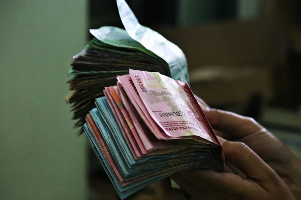 Rupiah Melemah Terhadap Dollar: Implikasi dan Prediksi
