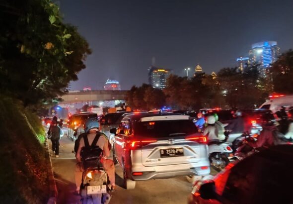 Mimpi Buruk Warga Jakarta: Macet Parah di Gatot Subroto Akibat Tol Terbakar