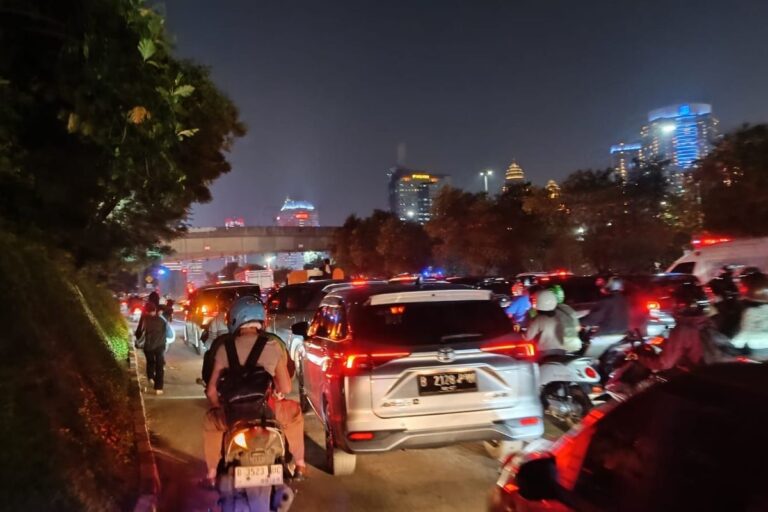 Mimpi Buruk Warga Jakarta: Macet Parah di Gatot Subroto Akibat Tol Terbakar